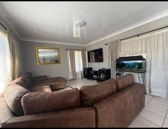 3 BEDROOM HOUSE FOR SALE IN VANDERBIJLPARK CE 2